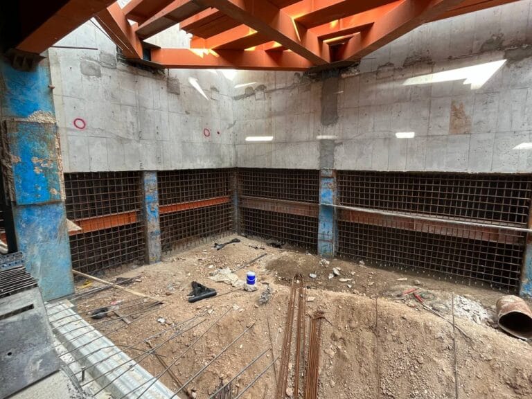 کنترل دقیق اجرای سازه فولادی تاپ‌داون در پروژه گودبرداری